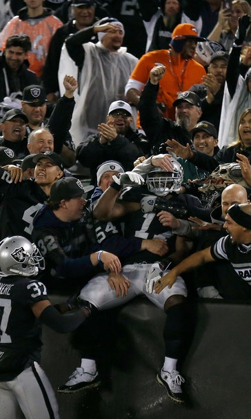 Raiders win possible final game in Oakland 27-14 vs. Broncos